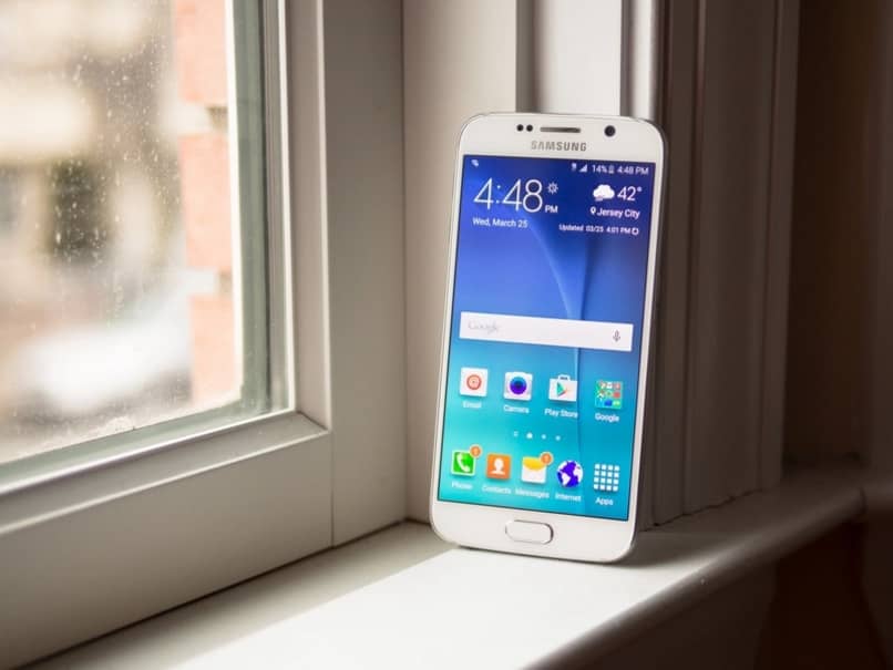samsung galaxy s6 apoyado sobre pared