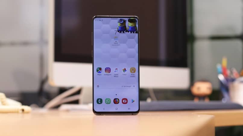 samsung s10 sobre escritorio