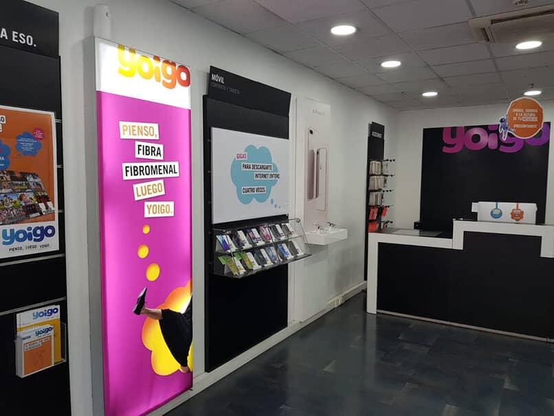 establecimiento con varios carteles de yoigo