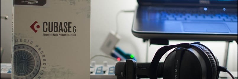 caja de cubase con audifonos negros al lado