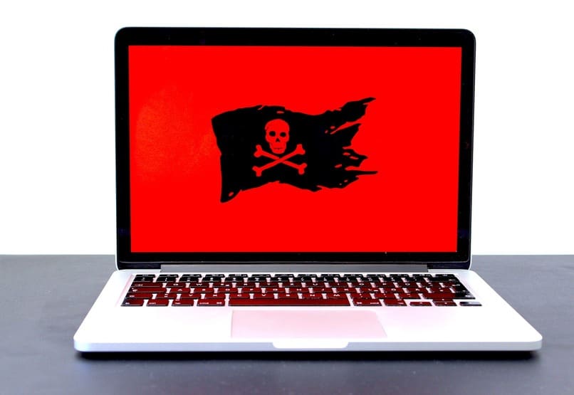 laptop con una calavera en su pantalla