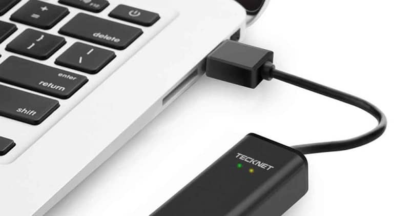 cable ethernet conectado a laptop