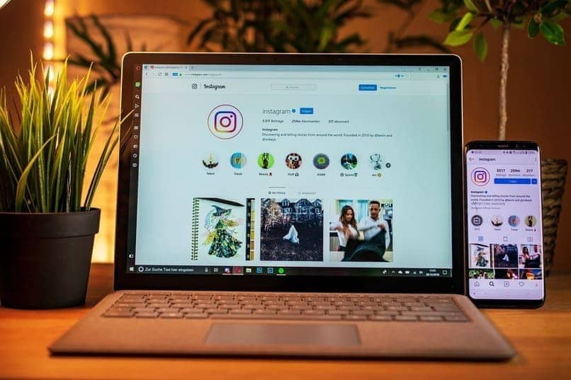 instagram en la pantalla de movil y laptop