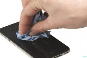 Cómo limpiar y eliminar manchas de la parte trasera y frontal de mi iPhone con alcohol