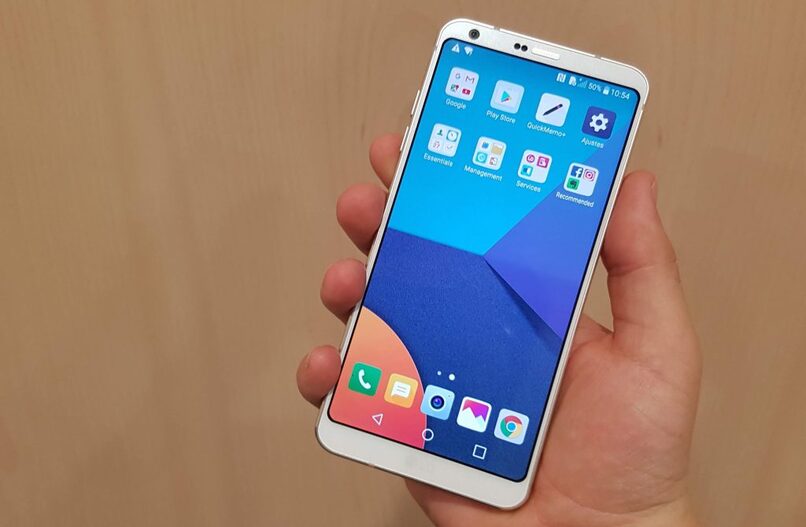 telefono lg en su pantalla de inicio