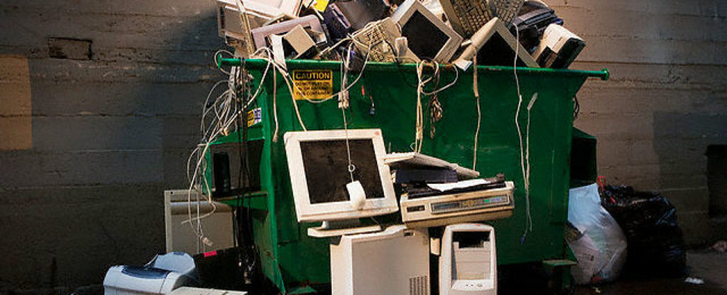 varias pc antiguas container verde pared cemento