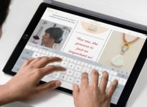 persona utilizando funciones remotas de ipads