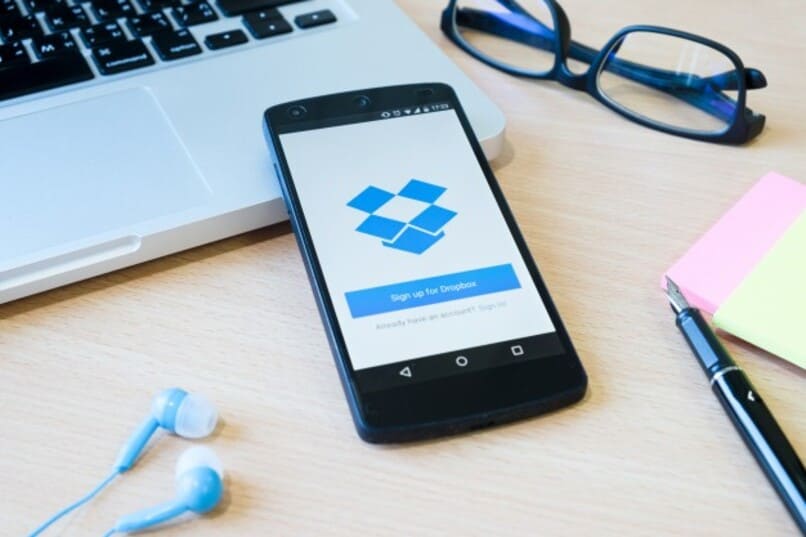 aplicacion dropbox siendo ejecutada en dispositivo movil