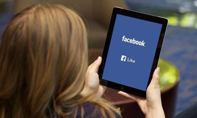 ipad con pantalla facebook. mujer