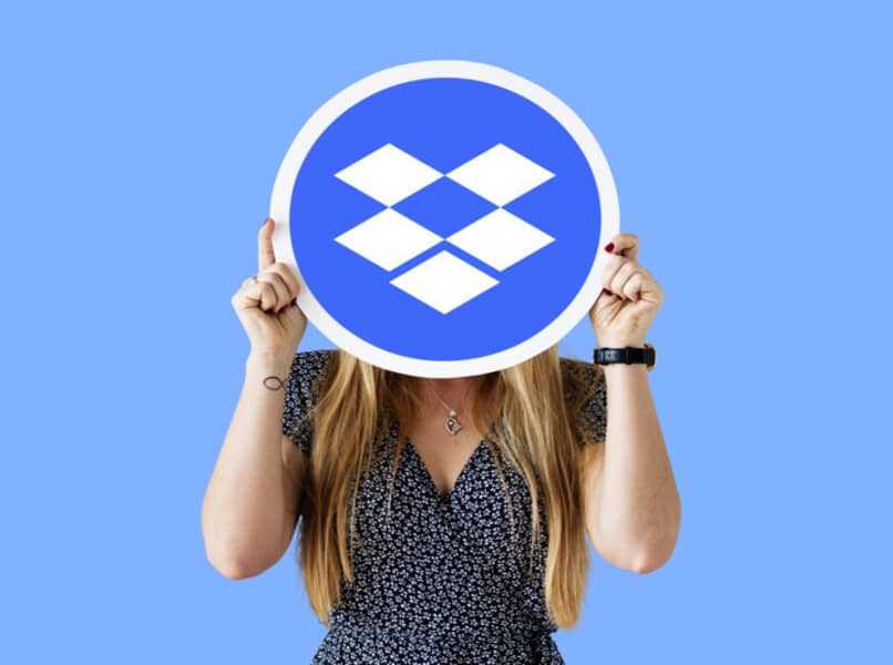 mujer cubriendose el rostro con logo de dropbox