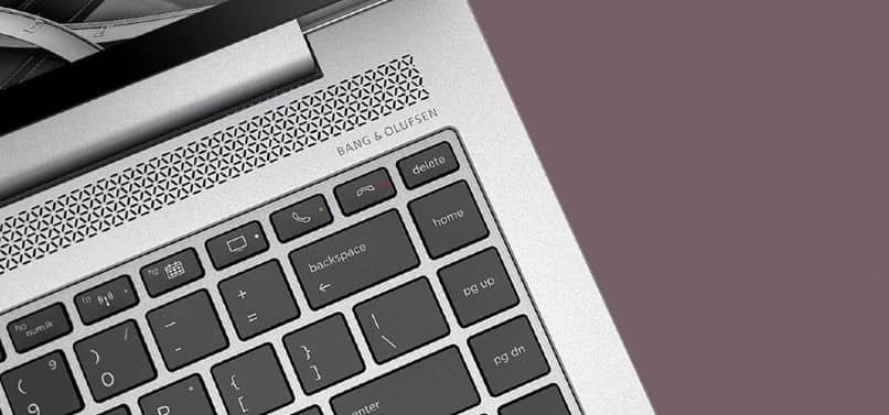 teclado de laptop gris