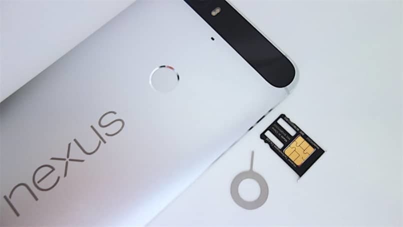 movil color plateado y tarjeta sim 