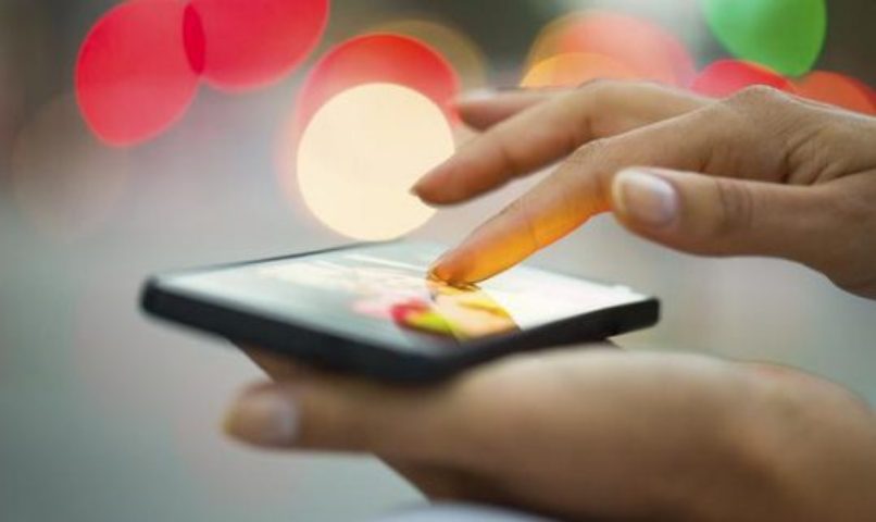 movil android color negro en una mano