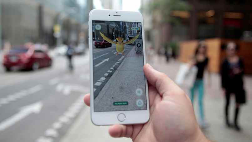 pokemon en la ciudad jugando