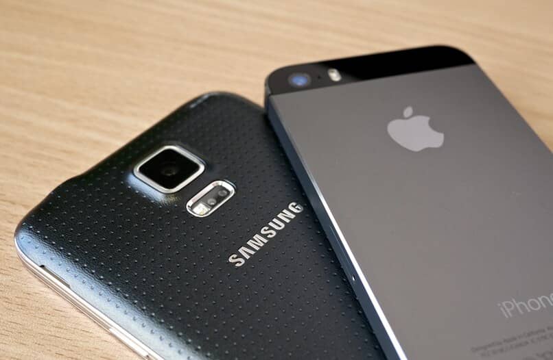 movil samsung y iphone sobre mesa de madera