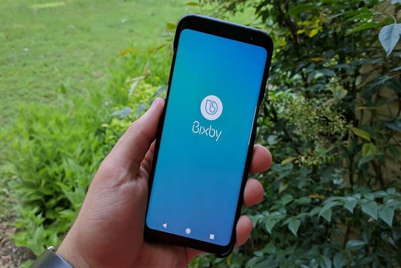 asistente de voz bixby siendo utilizado