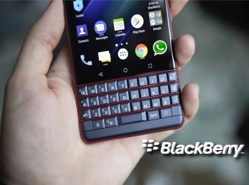 telefono blackberry gris whatsapp menu inicio mano persona