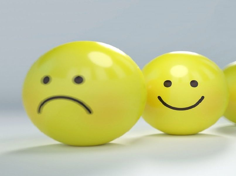 emojis amarillos triste alegre fondo gris