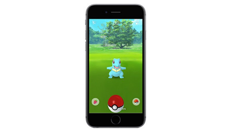 telefono negro atrapando pokemon