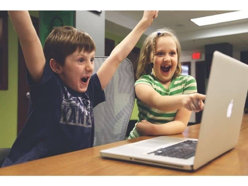 personas jugando pou