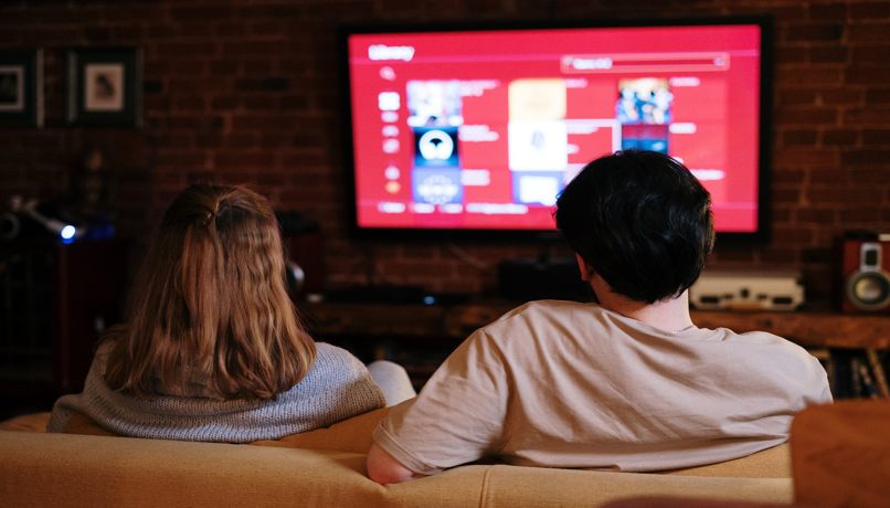 parejas usando smart tv