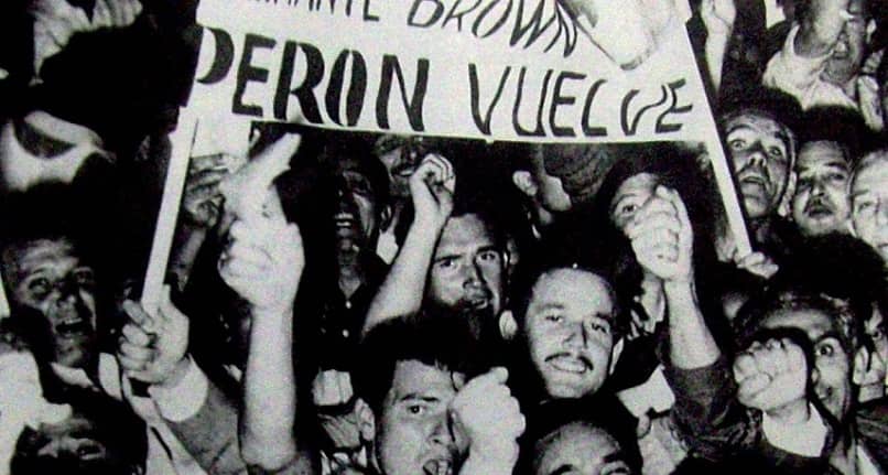 personas congregadas en mitin de peron