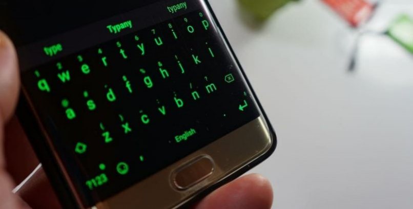 movil dorado teclado neon