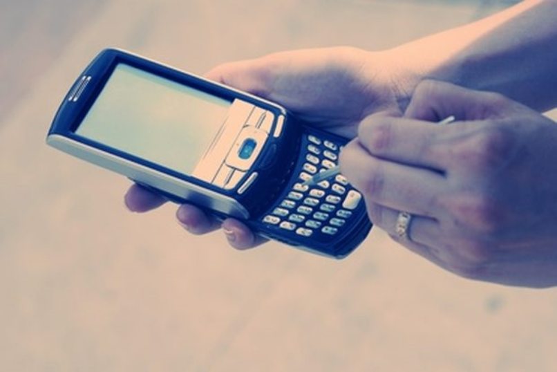 persona utilizando móvil