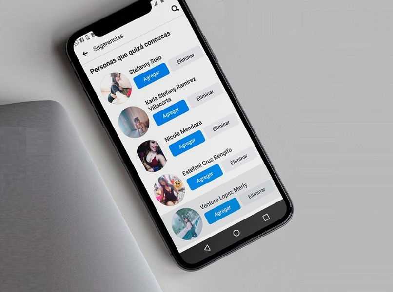 telefono android negro lista personas sugeridas mesa gris