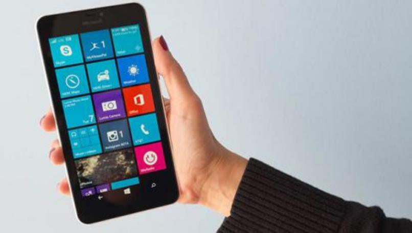 mano mostrando aplicaciones