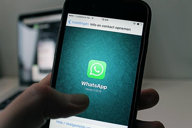 persona con mensajeria whatsapp