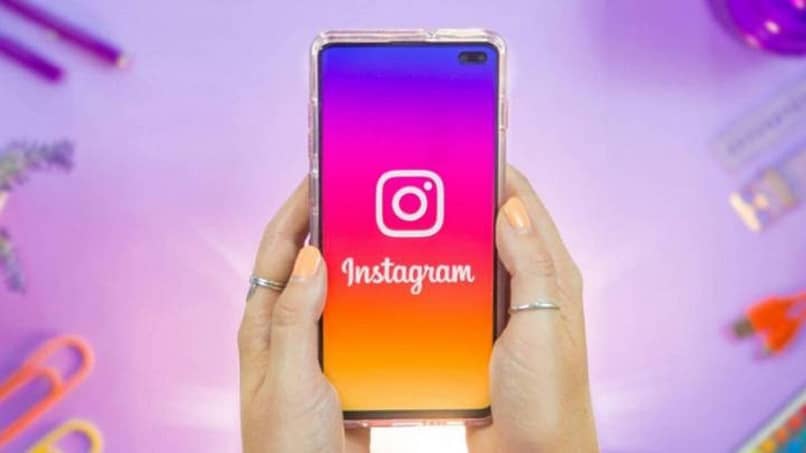 persona utilizando telefono en instagram