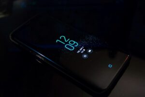 ¿Cuánto tiempo se debe cargar un celular nuevo por primera vez?