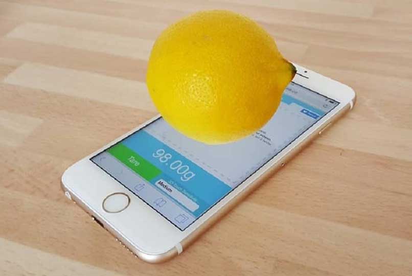 pesar frutas en un celular